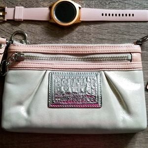COACH Poppy large wristlet